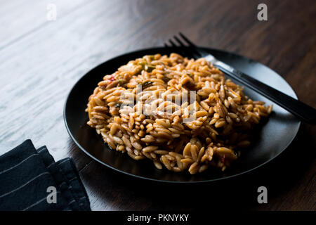 Stile turco cucinato Pasta Orzo nella piastra nera / Pilav o Pilaf. Alimenti biologici. Foto Stock