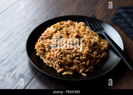 Stile turco cucinato Pasta Orzo nella piastra nera / Pilav o Pilaf. Alimenti biologici. Foto Stock