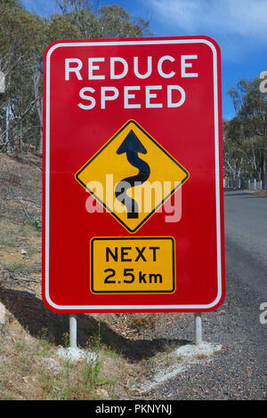 Ridurre la velocità per il prossimo 2.5km segno su un australiano country road. Foto Stock