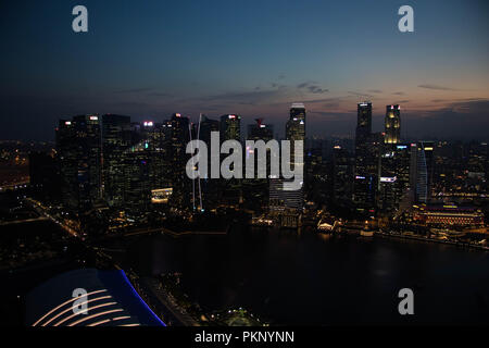Colpo di downtown a Singapore. Si è visto per la marina bay hotel prospettiva. Foto Stock