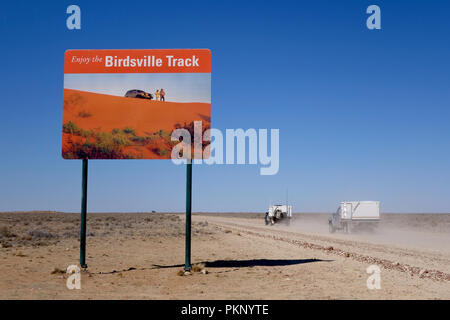 Godetevi il Birdsville Track segno nell'outback australiano. Foto Stock