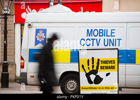 Un mobile TVCC van a Burnley, Lancashire, Regno Unito. Foto Stock