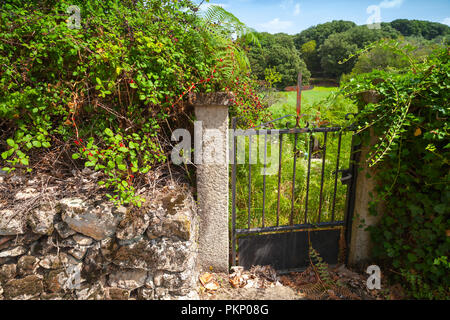 Vecchio arrugginito garden gate con croce in ferro, Corsica, Francia Foto Stock
