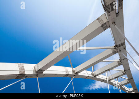 Il cavo bianco-alloggiato frammento ponte sotto il cielo blu. Keelung, Taiwan Foto Stock