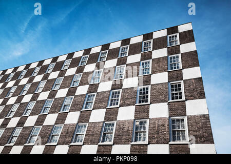 Vecchia casa vivente parete con bianco marrone checker pattern design Foto Stock