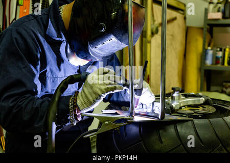 Auto professionali di lavoro meccanico in auto Servizi di riparazione su gas argon macchina di taglio Foto Stock