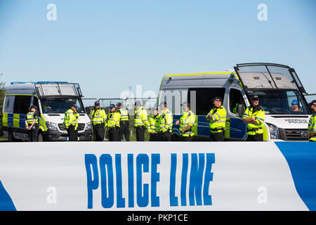 La polizia di guardia Cuadrilla fracking del sito a Preston New Road, Little Plumpton, Lancashire, Regno Unito. Foto Stock