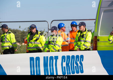 La polizia di guardia Cuadrilla fracking del sito a Preston New Road, Little Plumpton, Lancashire, Regno Unito. Foto Stock