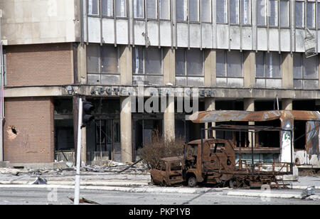 Il 15 marzo 1993 durante l'assedio di Sarajevo: un arrugginimento bruciato camion e auto su Sniper Alley. Foto Stock