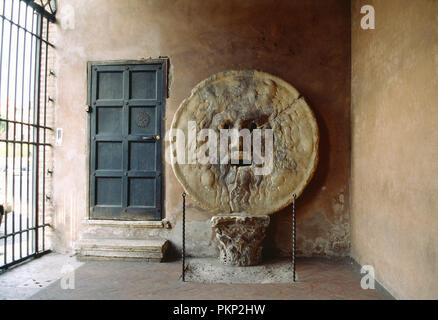 L'Italia. Roma. Santa Maria in Cosmedin chiesa (ex antica prigione) interni con la pietra di scolpire il volto dell'uomo o maschera, la Bocca della Verità (bocca della Foto Stock