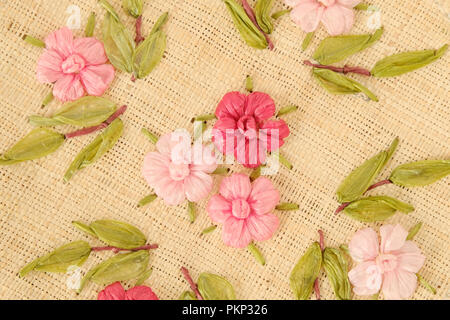 Irrigiditi hessian tessuto ricamato con rosa fiori di rafia Foto Stock