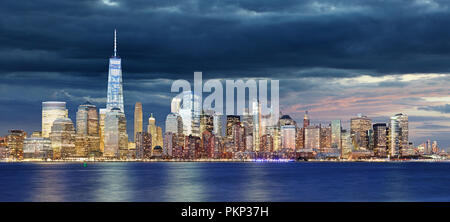 New York City Manhattan skyline del centro di notte con grattacieli accesa oltre il Fiume Hudson Foto Stock