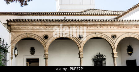 Siviglia, Spagna- Giugno 18, 2017: Masonic archi in pietra nel cortile del palazzo di Alcazar di Siviglia, Spagna Giugno 2017 Foto Stock