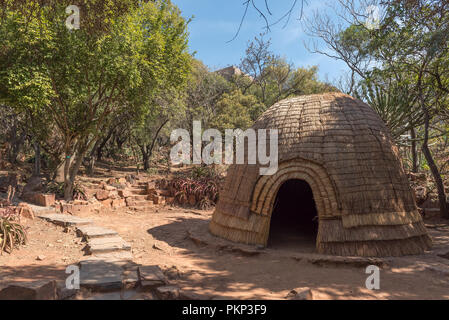 PRETORIA, SUD AFRICA, 31 luglio 2018: una replica capanna Zulu nella foresta al Monumento Voortrekker monumento sulla collina di Pretoria Foto Stock