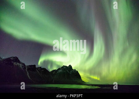 Islanda Northern Lights over Vestrahorn montagna a Stokksnes Foto Stock