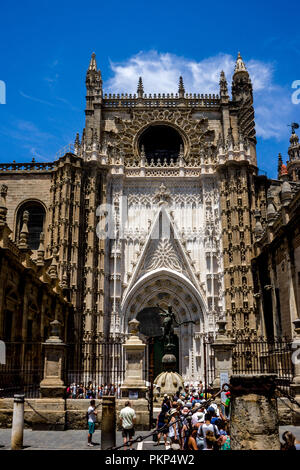 Siviglia, Spagna - 18 Giugno 2017 : i turisti que fino in prossimità del trionfo della fede statua per immettere la cattedrale gotica di Siviglia, Spagna giugno 2017, EUROPA Foto Stock