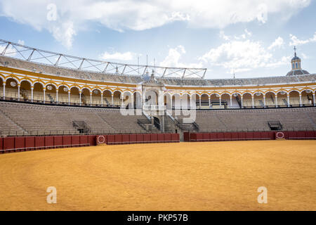 Siviglia, Spagna - 19 Giugno 2017: il combattimento di Bull Ring Plaza de Toros de la Maestranza in Sevile, Spagna, Europa.La Plaza de toros de la Real Maestranz Foto Stock