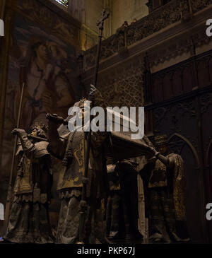 Siviglia, Spagna - 19 Giugno: la tomba di Cristoforo Colombo all'interno del royal nella cattedrale di Siviglia, in Spagna il 19 giugno 2017. Foto Stock