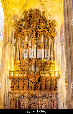 Siviglia, Spagna - 19 Giugno 2017: l'organo a canne della chiesa gotica a Siviglia, Spagna, Europa. La Cattedrale di Siviglia, noto anche come Cattedrale di San Foto Stock