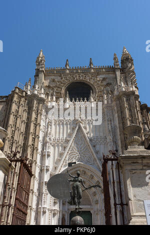 Siviglia, Spagna - 19 Giugno 2017: l'ingresso della chiesa gotica a Siviglia, Spagna, Europa. La Cattedrale di Siviglia, noto anche come Cattedrale di Saint ma Foto Stock