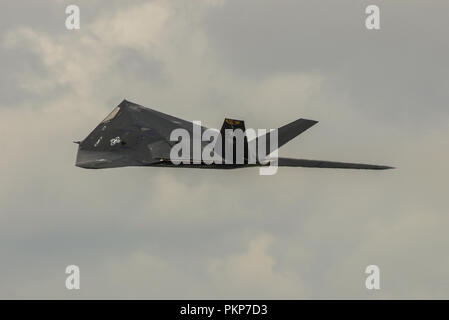 Lockheed F-117 Nighthawk stealth fighter, twin-motore stealth bomber attacco aereo che è stato sviluppato da Lockheed reticente della Skunk Works. Il USAF Foto Stock