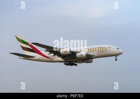 TOKYO, Giappone - APR. 1, 2018: Airbus A380-300 atterrando all'Aeroporto Internazionale di Narita di Tokyo, Giappone. Foto Stock