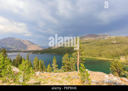 Nuvole, Lago Tenaya e nuvole, ore diurne Foto Stock