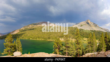 Nuvole, Lago Tenaya e nuvole, ore diurne Foto Stock