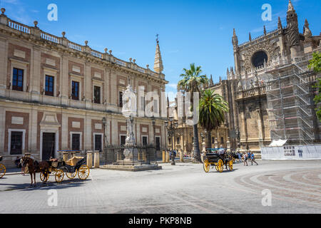 Siviglia, Spagna - 18 giugno 2017:vista laterale della cattedrale a cavallo il carrello davanti a Siviglia, Spagna Foto Stock