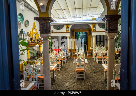 Siviglia, Spagna - 18 giugno 2017:Vista dentro un ristorante a Siviglia, Spagna, Europa Foto Stock