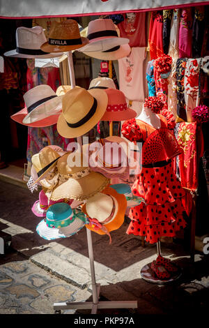 Siviglia, Spagna : 18 Giugno 2017: i cappucci e flamenco vestito per la vendita in un negozio a Siviglia, Spagna Foto Stock