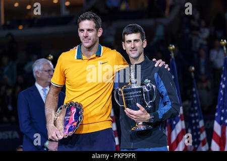 Novak Djokovic (SRB) vincitore con Juan Martin Del Potro (ARG) runner di uomini della finale al 2018 US Open di Tennis. Foto Stock