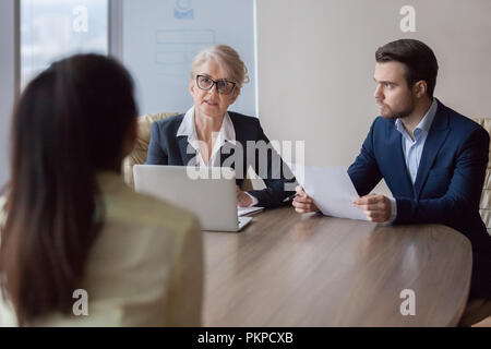 Imprenditrice e imprenditore HR manager intervistando lady Foto Stock