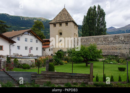 I bastioni medievali e i cancelli del villaggio di Glorenza in Val Venosta Foto Stock