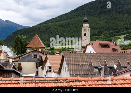 Da merlature del villaggio medievale di Glorenza. vista sopra i tetti Foto Stock