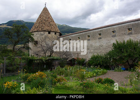 I bastioni medievali e i cancelli del villaggio di Glorenza in Val Venosta Foto Stock