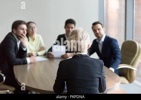 Donna passando il colloquio di lavoro in ufficio, intervistatori su backgroun Foto Stock