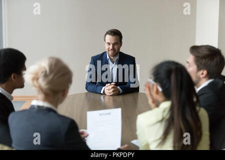 Gruppo di dipendenti intervistando il nuovo lavoratore in ufficio in boardroo Foto Stock