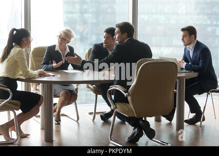 Multirazziale gruppo team contestando in ufficio alla sala riunione Foto Stock