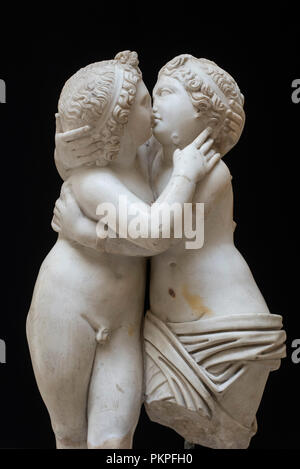 Roma. L'Italia. La scultura di Cupido abbracciando Psiche (IV secolo A.D), . Museo Archeologico Ostiense, Ostia Antica. Da la Domus di Amore e Psiche (1 Foto Stock