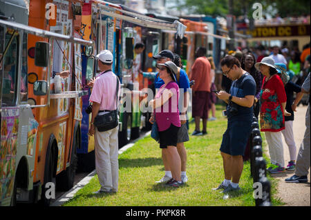 WASHINGTON DC - circa agosto, 2018: i clienti ordinano da carrelli di cibo schierate sul Mall Foto Stock