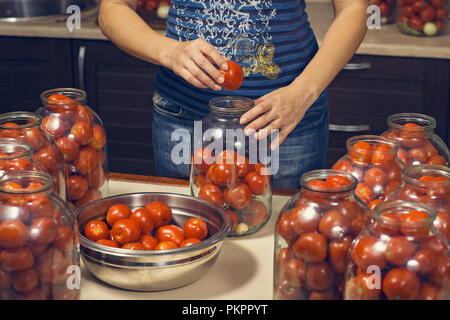 Inscatolando il pomodoro in lattine Foto Stock
