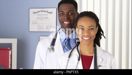 Close up di sorridere americano africano medici in Foto Stock