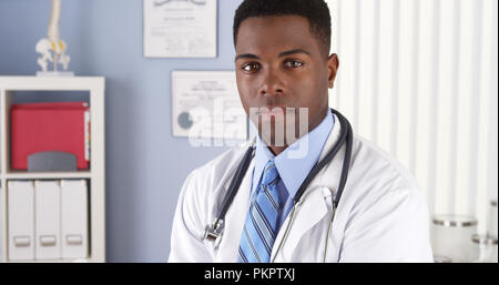 Fiducioso americano africano medico in clinica Foto Stock