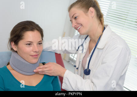 Fisioterapista esaminando un collo di pazienti della clinica Foto Stock