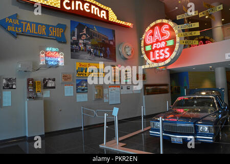 La lobby a Chicago History Museum include nostalgico Chicago street segni e un 1978 Monte Carlo pilota bassa. Foto Stock