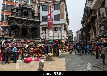 Kathmandu, Nepal - 16 Aprile 2016: Motivo mercato Tole è occupato con i lavoratori, gli enti locali e i turisti di fronte al Santuario Ganesh, Indra Chowk, Kathmandu nep Foto Stock