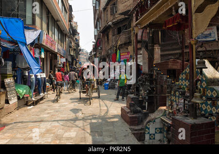 Kathmandu, Nepal - 16 Aprile 2016: Motivo mercato Tole è occupato con i lavoratori, gli enti locali e i turisti di fronte al Santuario Ganesh, Indra Chowk, Kathmandu nep Foto Stock