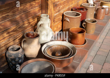 Vasi antichi e brocche d'acqua. Accessori per la casa dal secolo scorso impostato sul davanzale. Stagione di autunno. Foto Stock