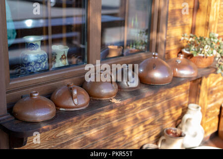 Vasi antichi e brocche d'acqua. Accessori per la casa dal secolo scorso impostato sul davanzale. Stagione di autunno. Foto Stock